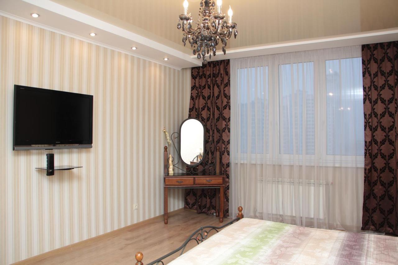 Panoramic View Lux Apartment On Metro Osokorky Kyiv Exterior photo