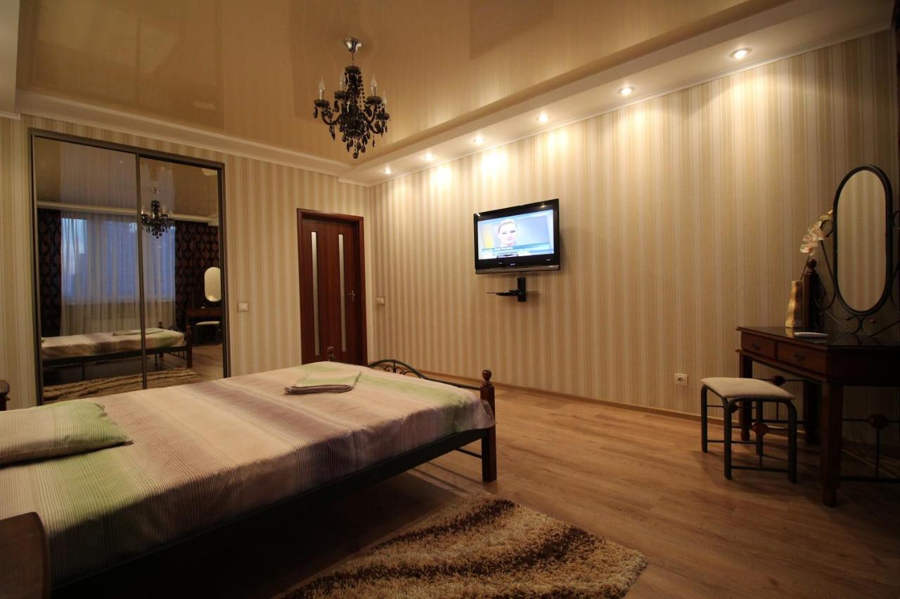 Panoramic View Lux Apartment On Metro Osokorky Kyiv Exterior photo